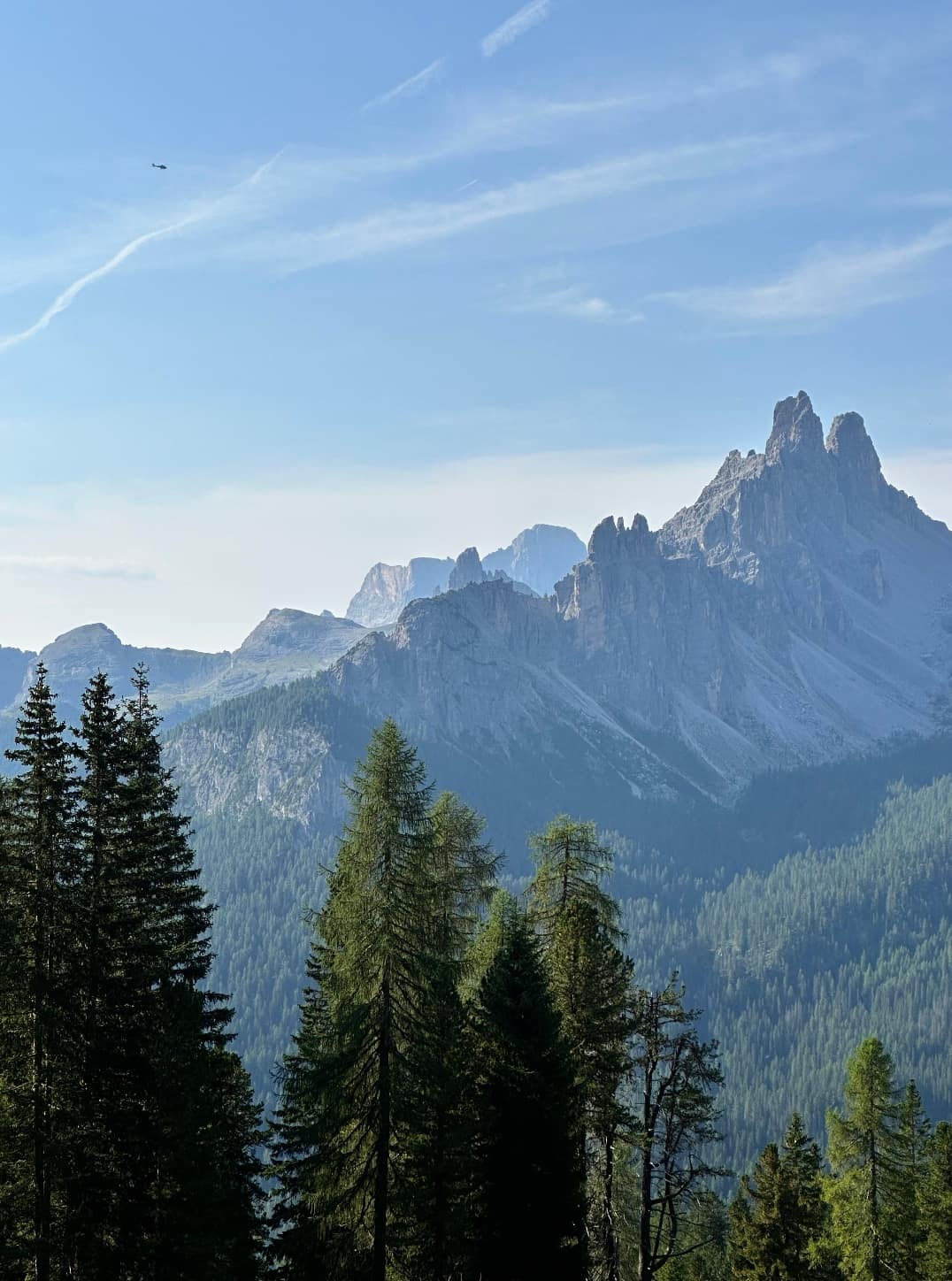 Le Dolomiti alla prima luce vicino a Cortina d'Ampezzo