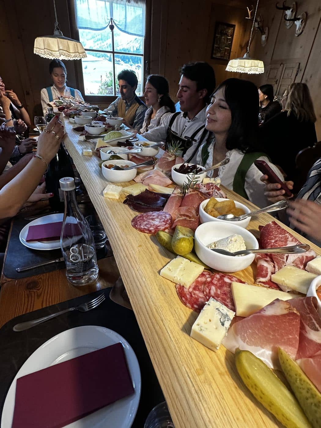 Cena del team a una tavola lunga in baita